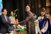 গাছের চারা ও পাটের ব্যাগ উপহার দিয়ে ৮০০ নবীন শিক্ষার্থীকে ব…