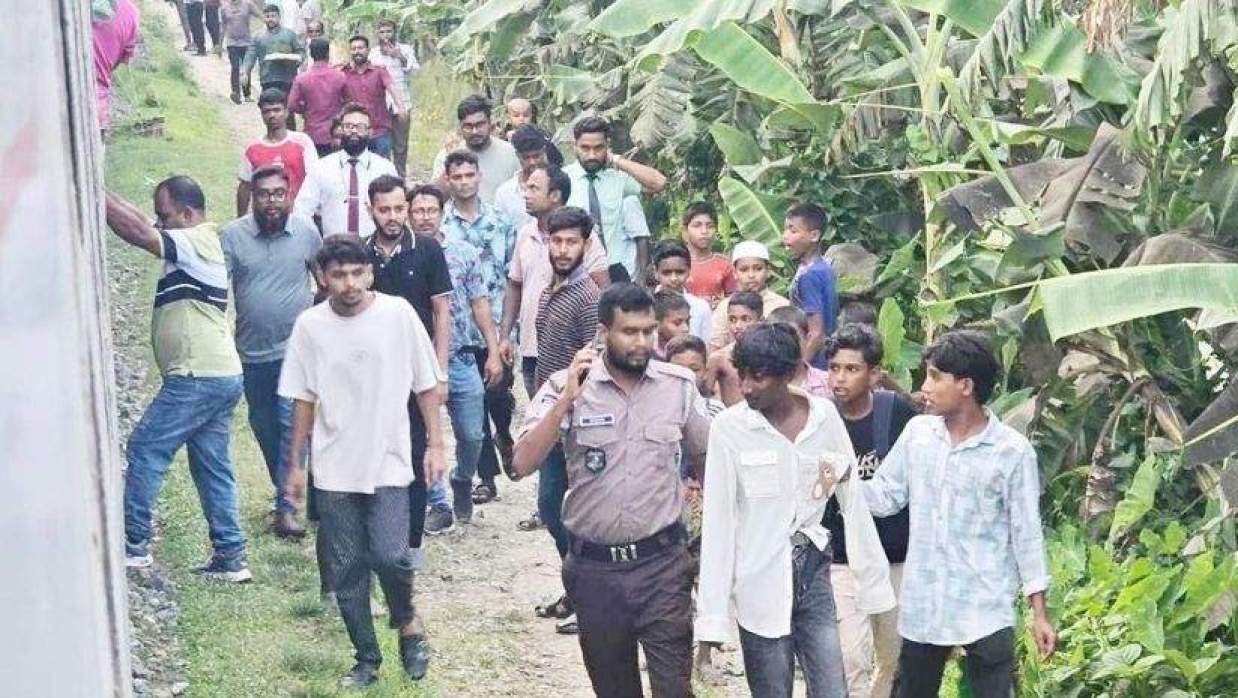 ময়মনসিংহের নান্দাইল এলাকায় চলন্ত ট্রেনের এসির যন্ত্রাংশ চুরির চেষ্টার সময় ২ যুবককে আটক করা হয়