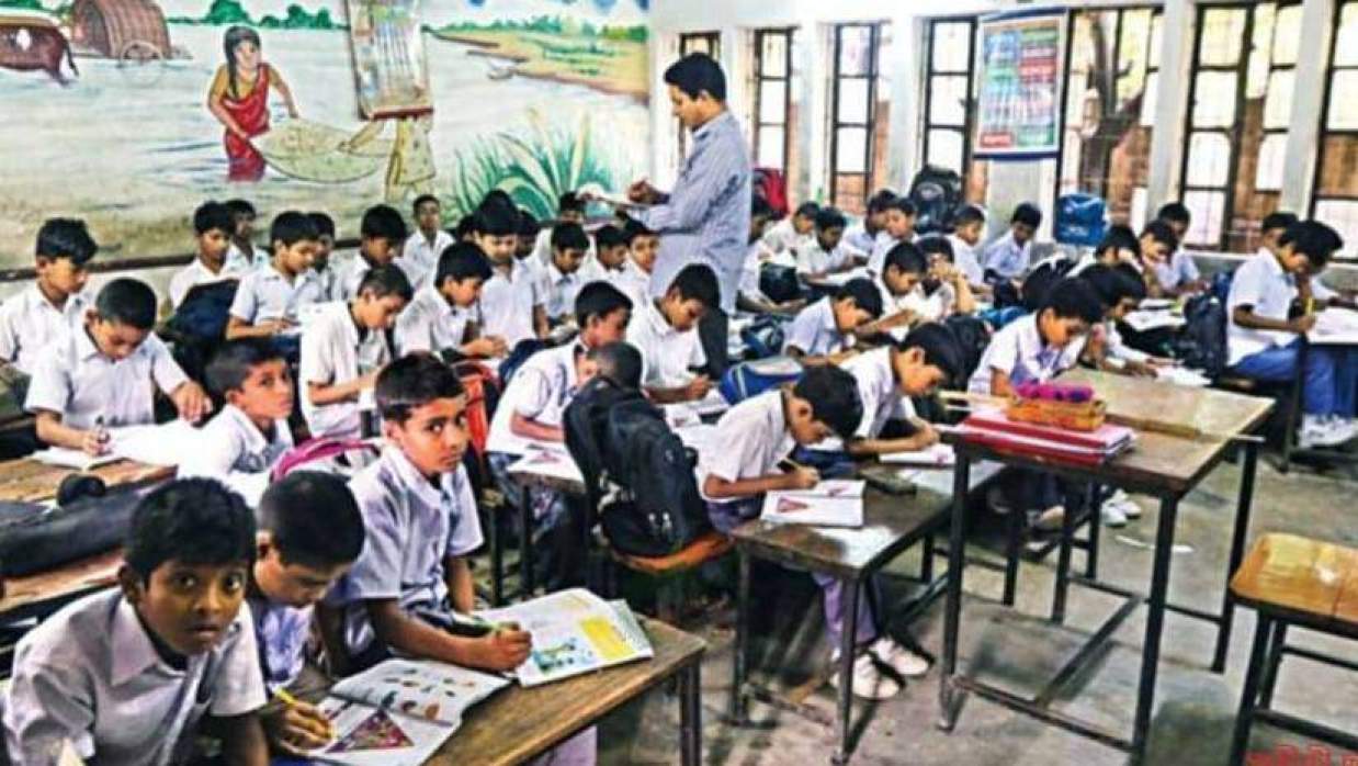 শ্রেণিকক্ষে পাঠদান করা হচ্ছে