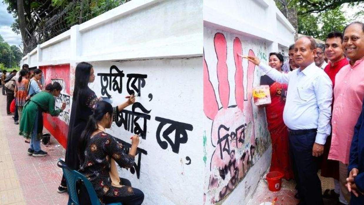 ঢাবিতে জুলাই গ্রাফিতি পুনর্লিখন কার্যক্রম উদ্বোধন করেন উপাচার্য অধ্যাপক ড. এ বি এম ওবায়দুল ইসলাম