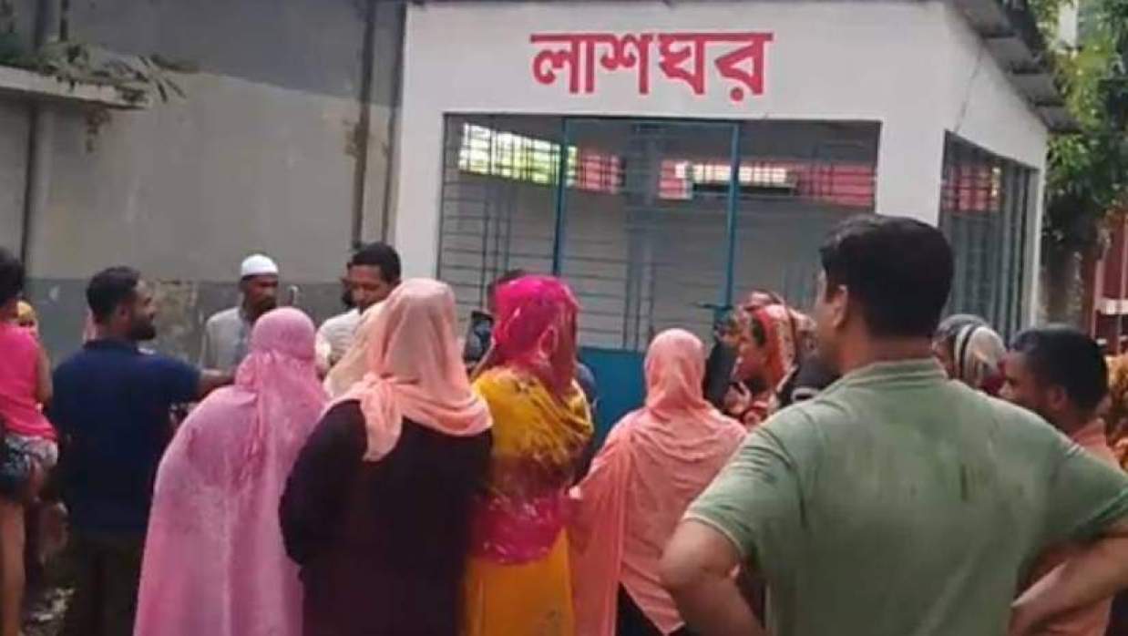হাসপাতালে লাশ কাটা ঘরের সামনে হাফসার স্বজনদের ভিড়