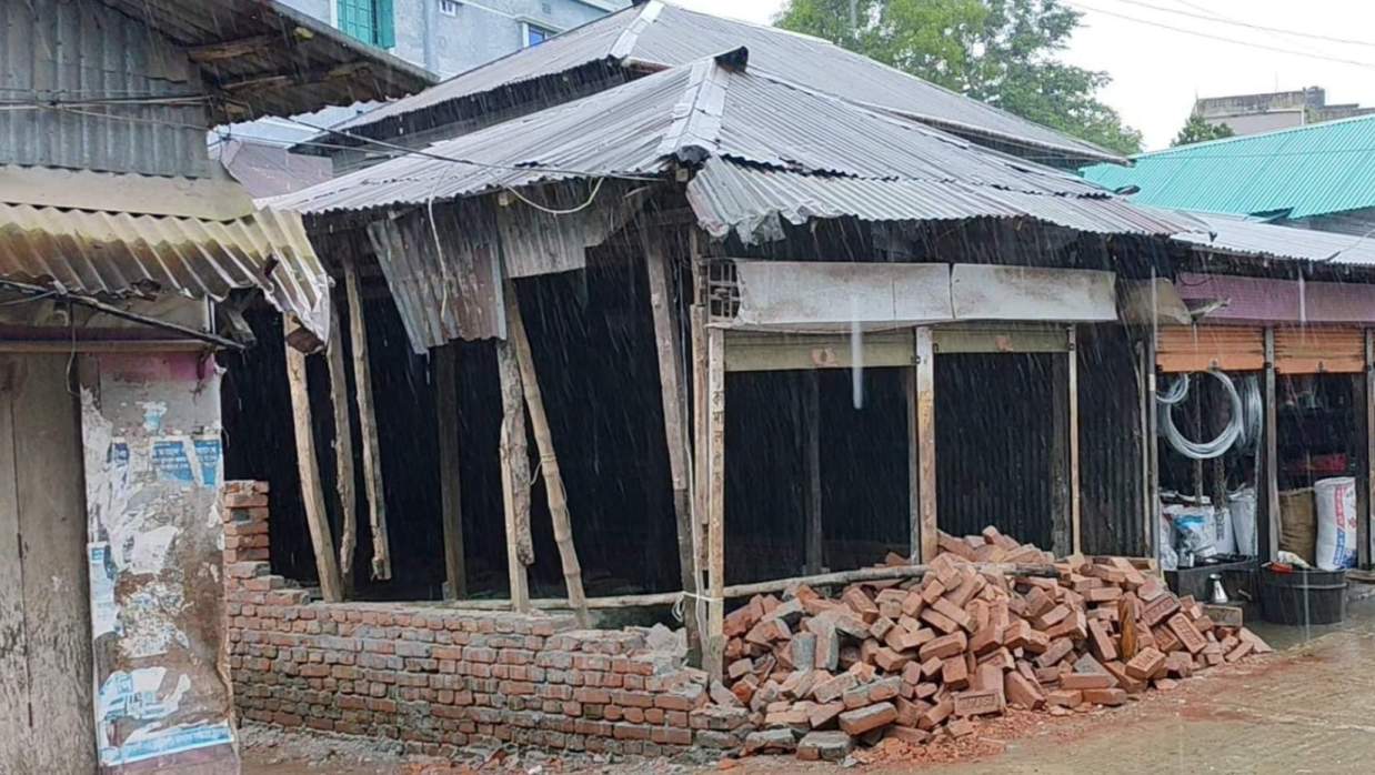 বিদ্যালয়ের সম্পত্তিতে নির্মাণাধীন ভবনে ভাঙচুরের অভিযোগ যুবদল সভাপতির বিরুদ্ধে