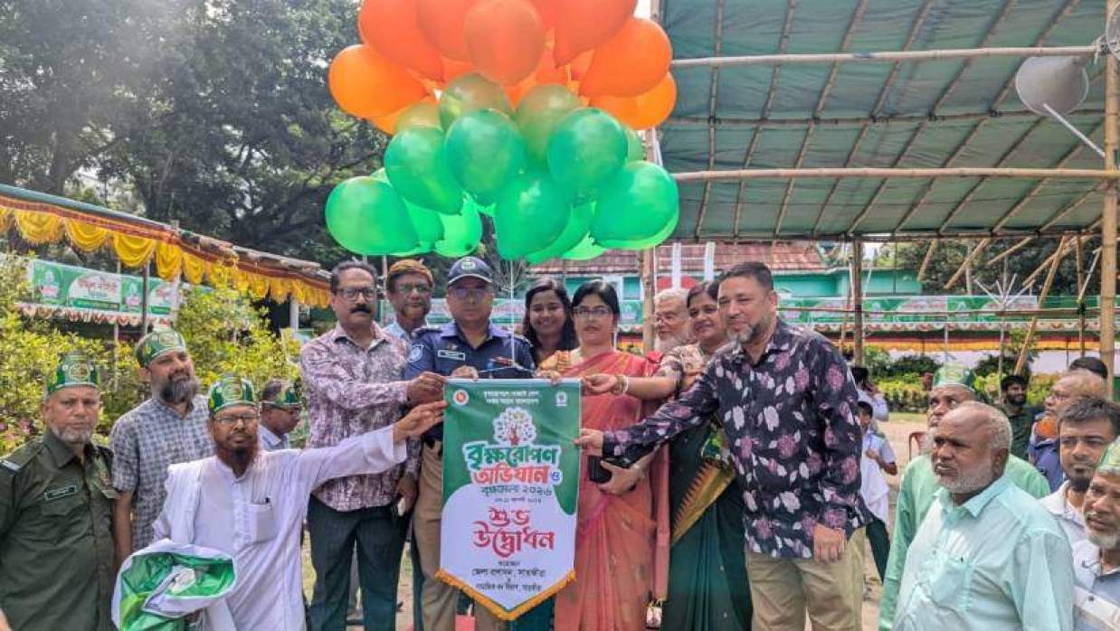 ফিতা কেটে ও ফেস্টুন উড়িয়ে মেলার উদ্বোধন করেন সাতক্ষীরা জেলা প্রশাসক মিস কাউসার আজিজ