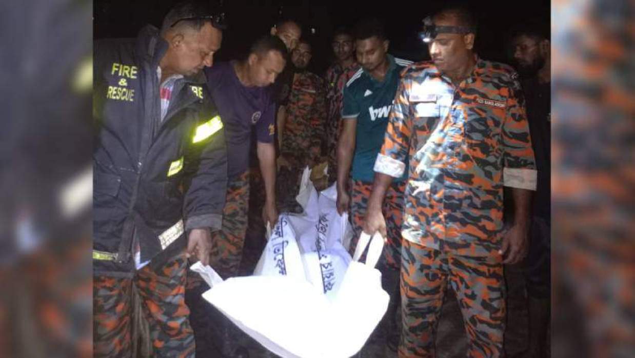 কিশোর রিয়াল ইসলামের মরদেহ উদ্ধার করে নিয়ে যাচ্ছেন ফায়ার সার্ভিসের সদস্যরা