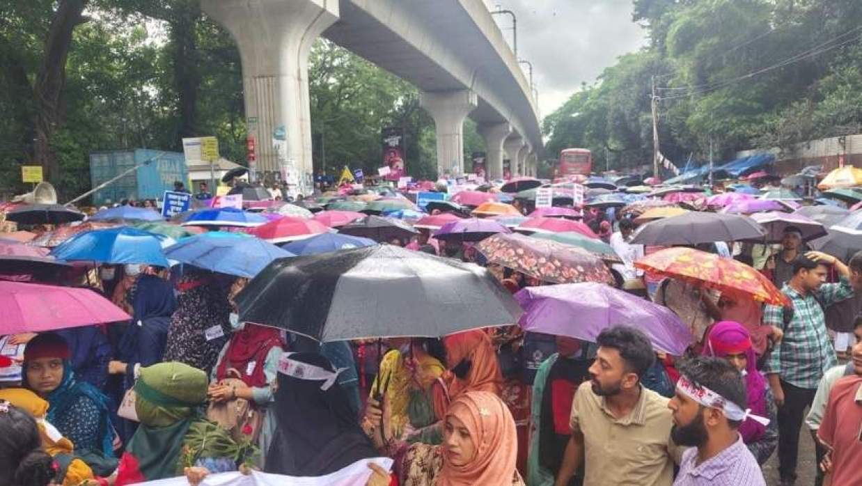  পদায়নের দাবিতে শিক্ষকদের আন্দোলন 
