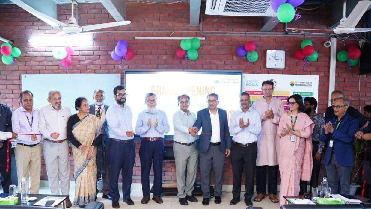 অনুষ্ঠানে প্রধান অতিথি ড. আবিদ  ফিতা কেটে নতুন বিভাগের আনুষ্ঠানিক উদ্বোধন করেন