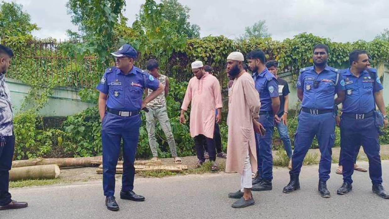 ঘটনাস্থলে পুলিশ সদস্যরা