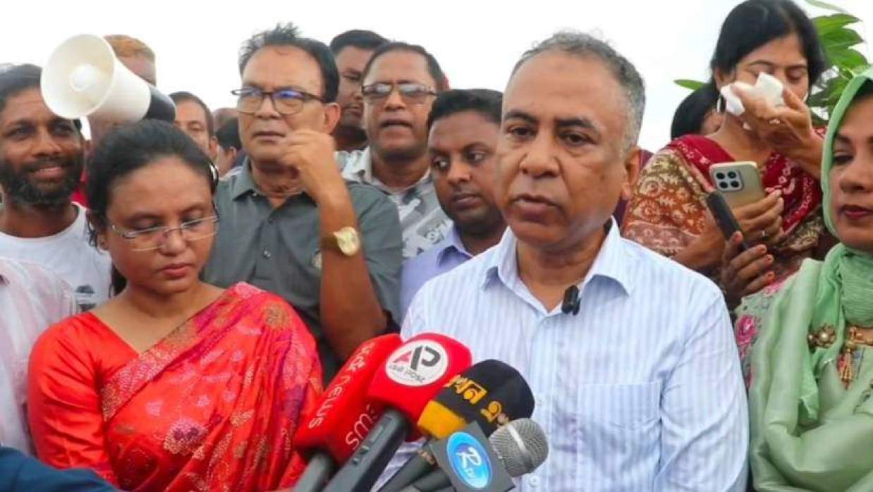 সাংবাদিকদের সঙ্গে কথা বলছেন কৃষিবিদ হাসান জাফির তুহিন। রবিবার দুপুরে পাবনার চাটমোহর উপজেলার দোদারিয়া চৌরাস্তায়