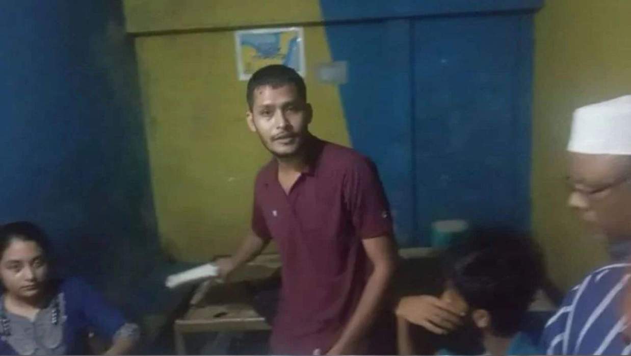 চায়ের দোকানে বসে খাতা দেখছিলেন সেই শিক্ষক