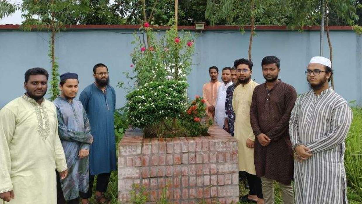 ইইই ক্লাবের উদ্যোগে শহীদ আহনাফ আবির আশরাফুল্লাহর কবর জিয়ারত 