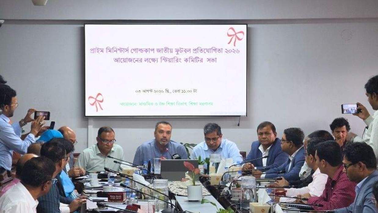 সংবাদ সম্মেলনে মাহ্দী আমিন কথা বলছেন
