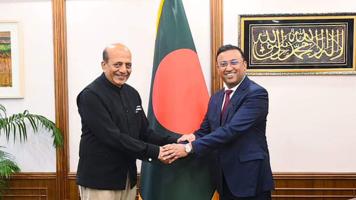বাংলাদেশে নিযুক্ত ভারতের হাইকমিশনারের সঙ্গে প্রধানমন্ত্রীর পররাষ্ট্র বিষয়ক উপদেষ্টা হুমায়ুন কবির