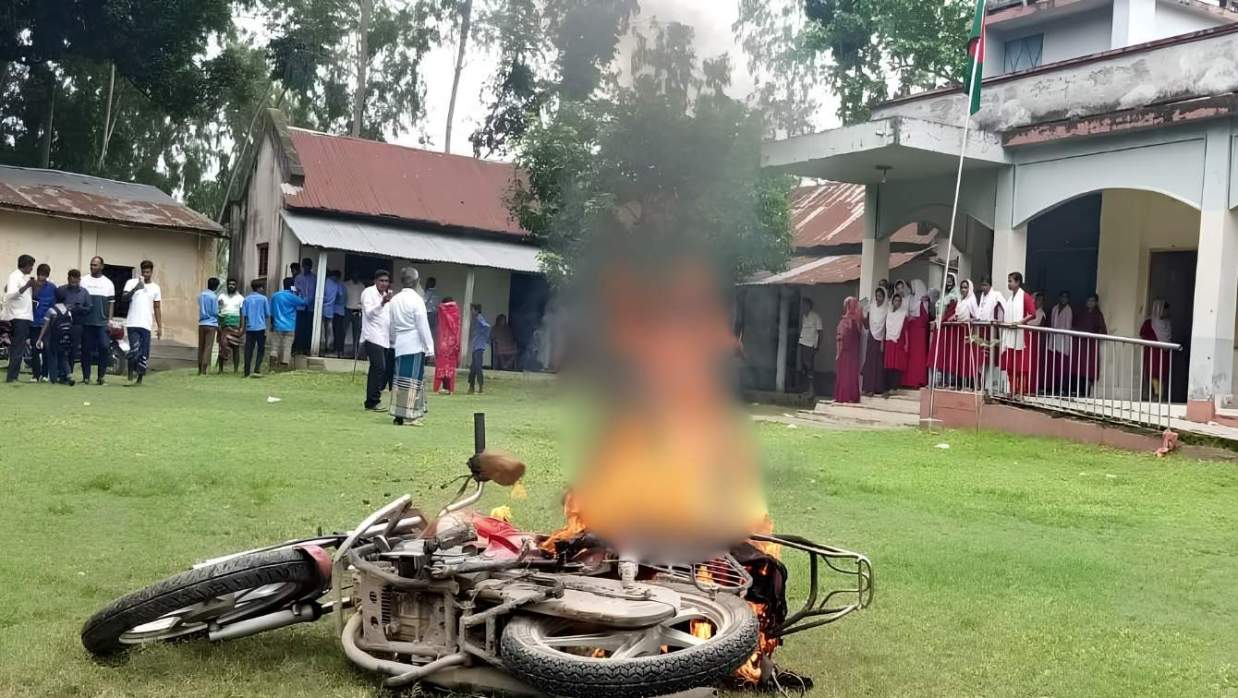 শিক্ষার্থীকে মারধরের অভিযোগে প্রধান শিক্ষকের মোটরসাইকেলে আগুন