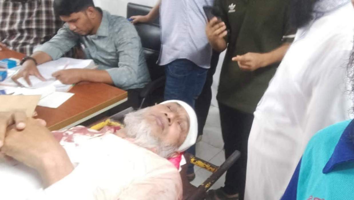 গুরুতর আহত অধ্যক্ষ মাহমুদ ওবায়দুল হক।