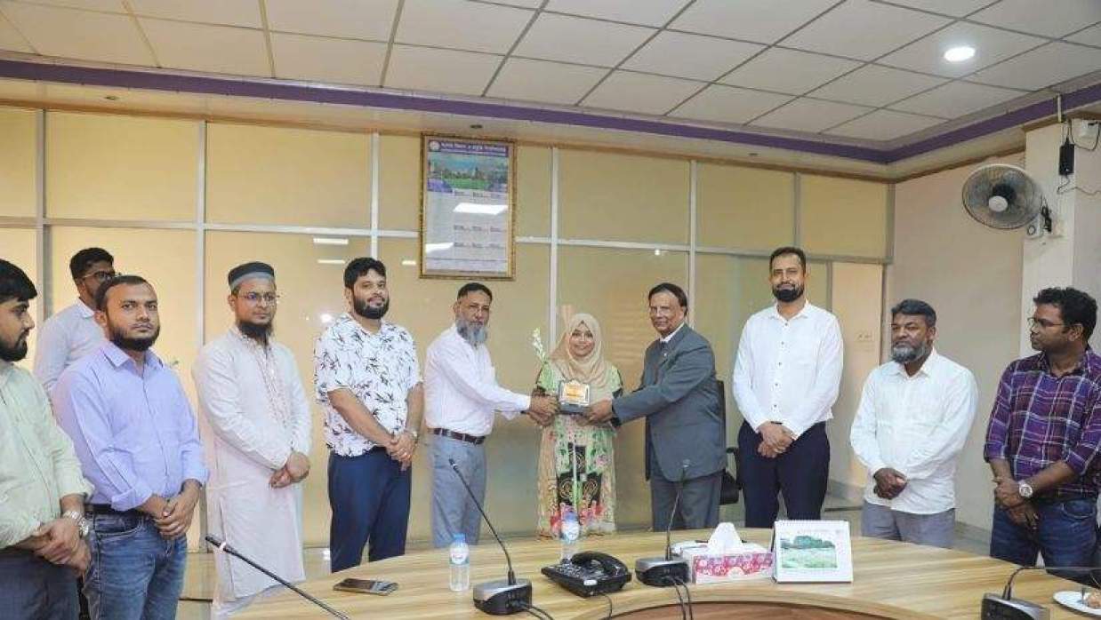  উচ্চশিক্ষায় নিতে বিদেশগামী শিক্ষার্থীদের একাংশ 