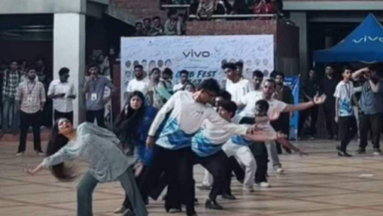 লিটারেচার অ্যান্ড কালচারাল ক্লাবের ফ্ল্যাশ মব ও নৃত্য
