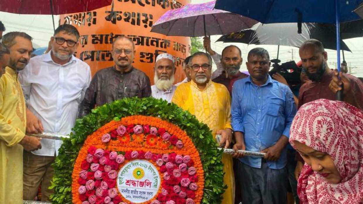 জুলাই গণঅভ্যুত্থান দিবস পালন উপলক্ষে ঢাকা-ময়মনসিংহ বাইপাস-সংলগ্ন জুলাই স্মৃতিস্তম্ভে পুষ্পস্তবক অর্পণ করা হয়
