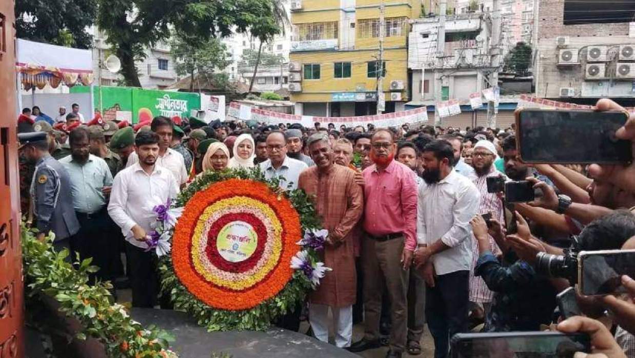 ফরিদপুরে শহীদ জুলাই স্মৃতিস্তম্ভে পুষ্পস্তবক অর্পণ করে গণঅভ্যুত্থানে আত্মদানকারী শহীদদের প্রতি শ্রদ্ধা জানান বিভিন্ন সামাজিক-সাংস্কৃতিক সংগঠন, সরকারি দপ্তর ও সর্বস্তরের মানুষ