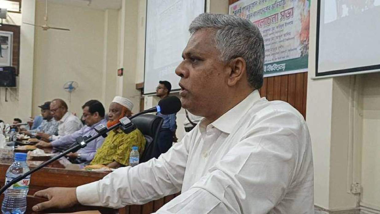 জুলাই গণঅভ্যুত্থান দিবস উপলক্ষে আলোচনা সভায় বক্তব্য দিচ্ছেন উপাচার্য অধ্যাপক মো. ফরিদুল ইসলাম