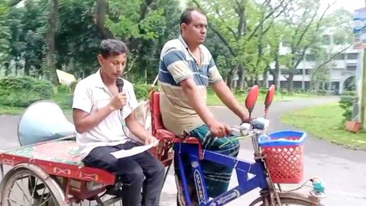 ক্যাম্পাসে মাইকিং করা হচ্ছে