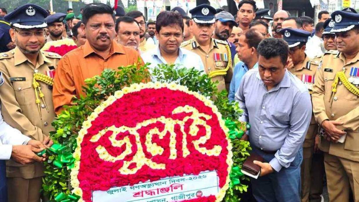 বিভিন্ন সরকারি দপ্তরের কর্মকর্তা, সামাজিক, সাংস্কৃতিক ও রাজনৈতিক সংগঠনের নেতারা এবং সর্বস্তরের মানুষ শহীদ স্মৃতিস্তম্ভে পুষ্পস্তবক অর্পণ করে শ্রদ্ধা জানান