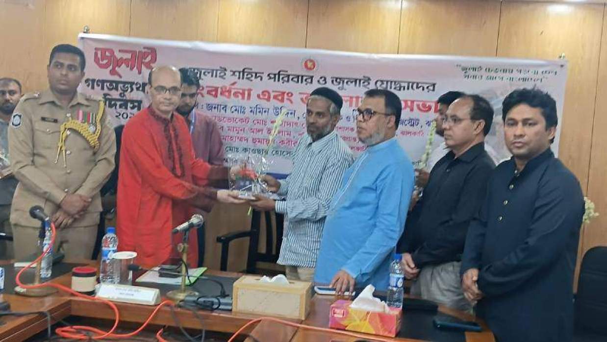 ফুলেল শুভেচ্ছা ও সম্মাননা ক্রেস্ট প্রদান করা হচ্ছে