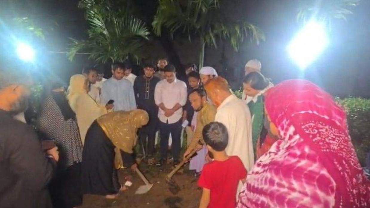 ঢাবিতে ৫০ শহীদ পরিবার নিয়ে জুলাই স্মৃতিস্তম্ভ ‘জুলাই নির্ভীক’-এর ভিত্তিপ্রস্তর উদ্বোধন ডাকসুর