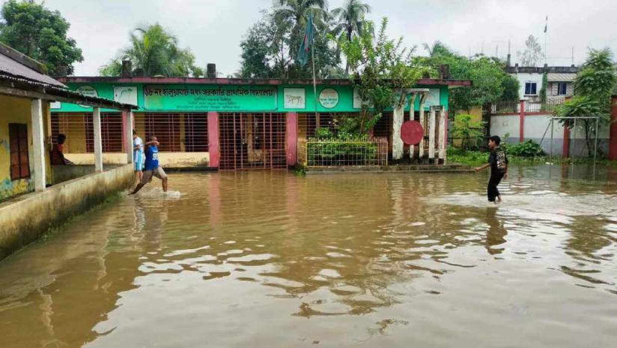 ১৮ নং হালুয়াঘাট মধ্য সরকারি প্রাথমিক বিদ্যালয়ের মাঠে জমে আছে বৃষ্টির পানি