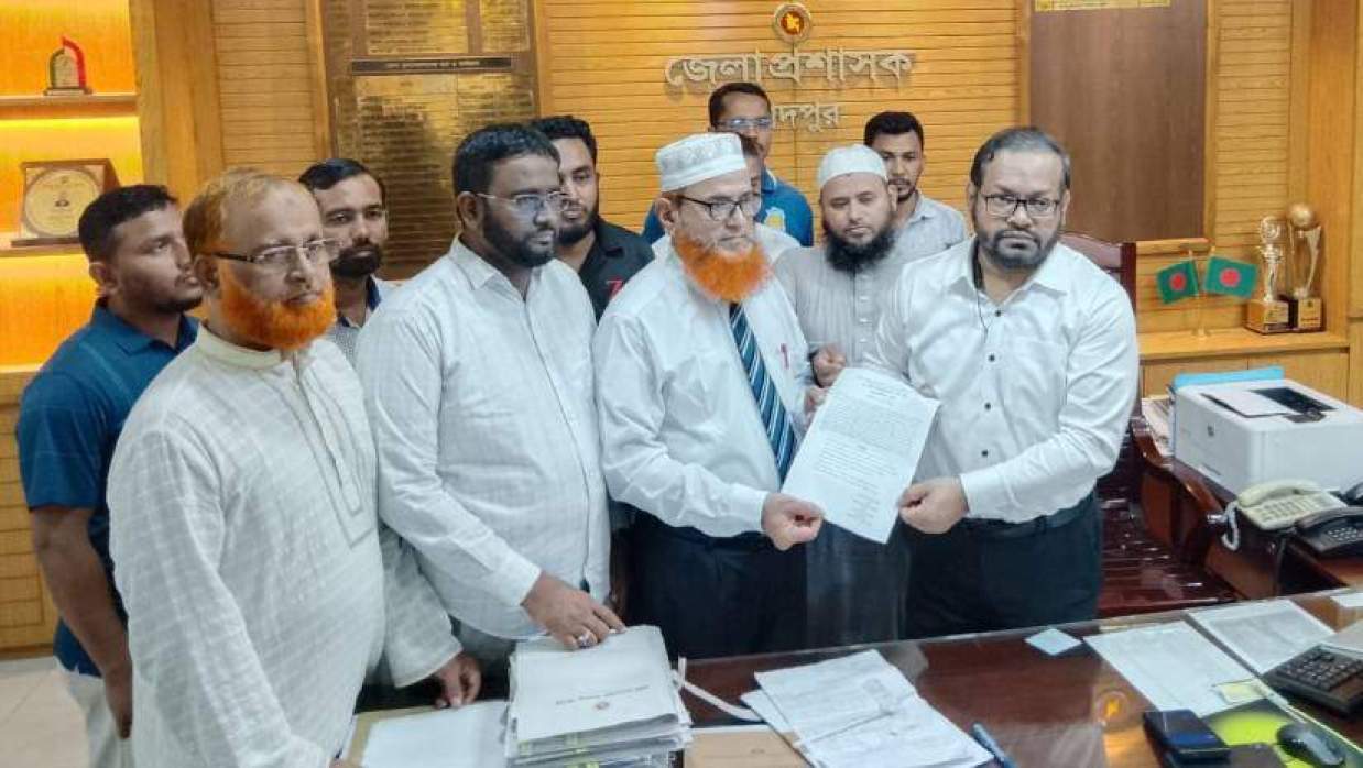 চাঁদপুরের জেলা প্রশাসক আহমেদ জিয়াউর রহমানের কাছে স্মারকলিপি দিচ্ছেন ১১-দলীয় জোটের নেতারা