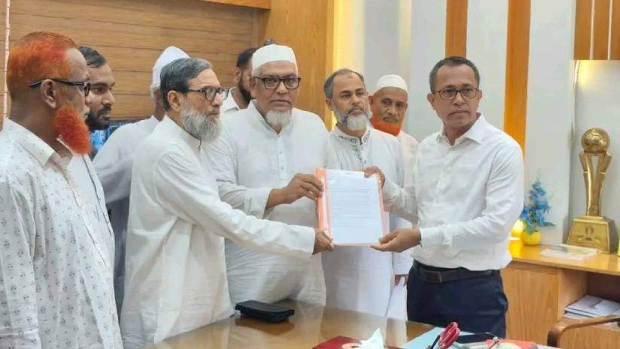 ফরিদপুরের জেলা প্রশাসককে স্মারকলিপি দিচ্ছেন ১১-দলীয় ঐক্যের নেতারা