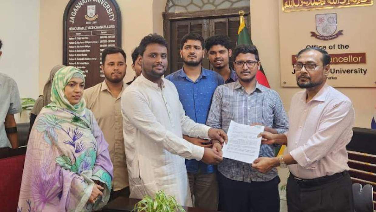 উপাচার্যকে স্মারকলিপি দিচ্ছেন জকসুর নেতারা 