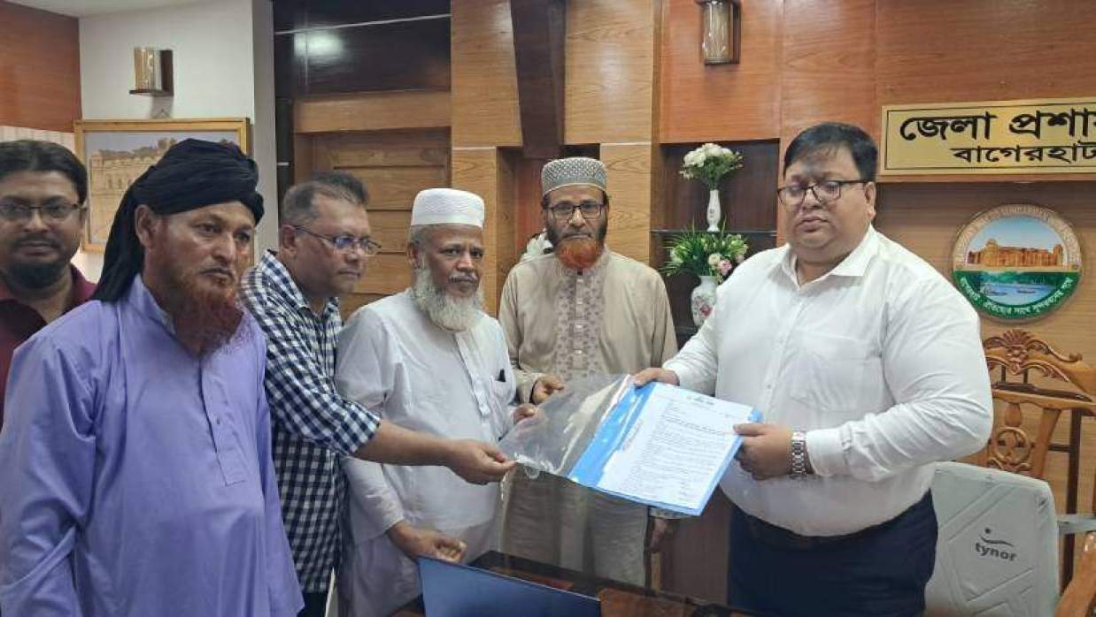 বাগেরহাটের জেলা প্রশাসকের কাছে স্মারকলিপি দিচ্ছেন ১১-দলীয় ঐক্যের নেতারা