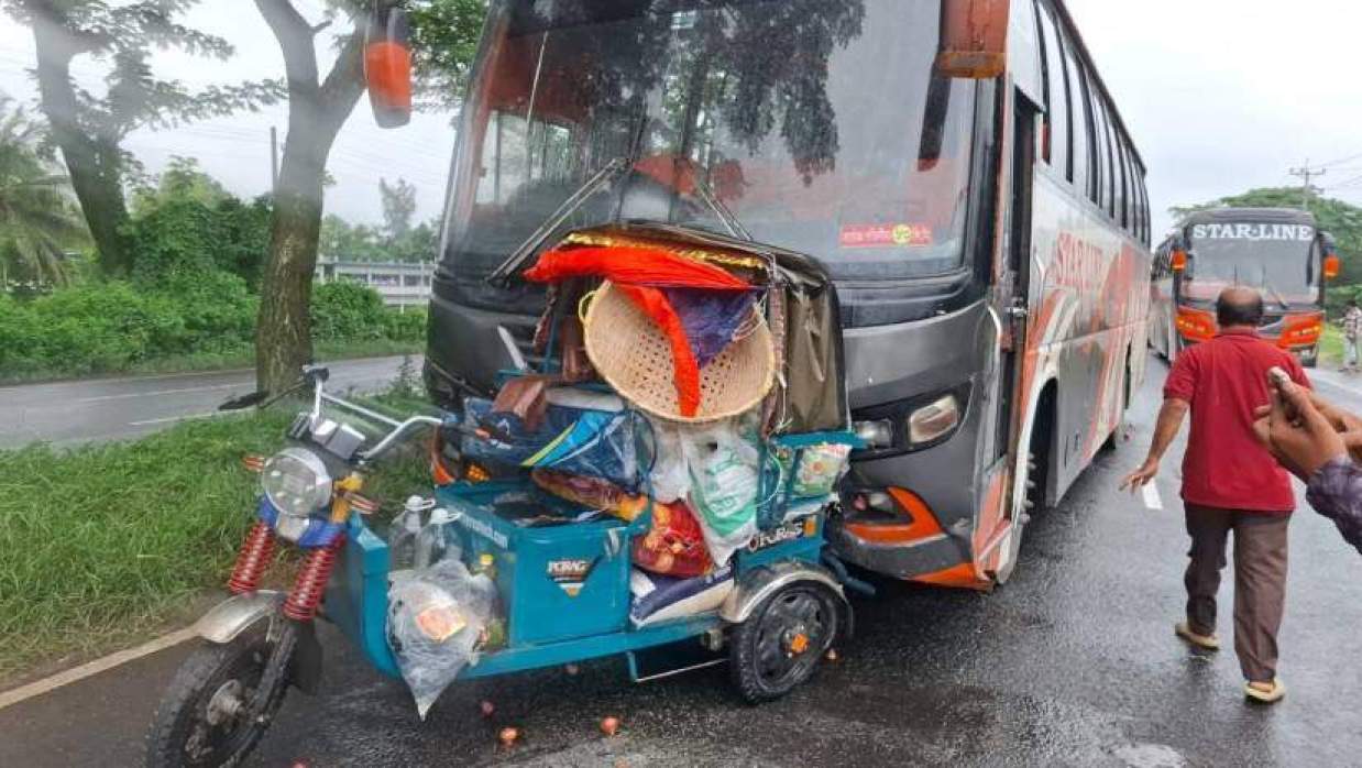 বাসের চাপায় দুমড়ে-মুচড়ে যাওয়া অটোরিকশা