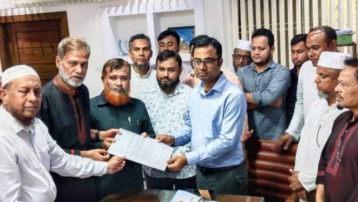 জেলা প্রশাসকের পক্ষে অতিরিক্ত জেলা প্রশাসক (সাধারণ) ১১-দলীয় ঐক্যের নেতাদের কাছ থেকে স্মারকলিপিটি গ্রহণ করেন