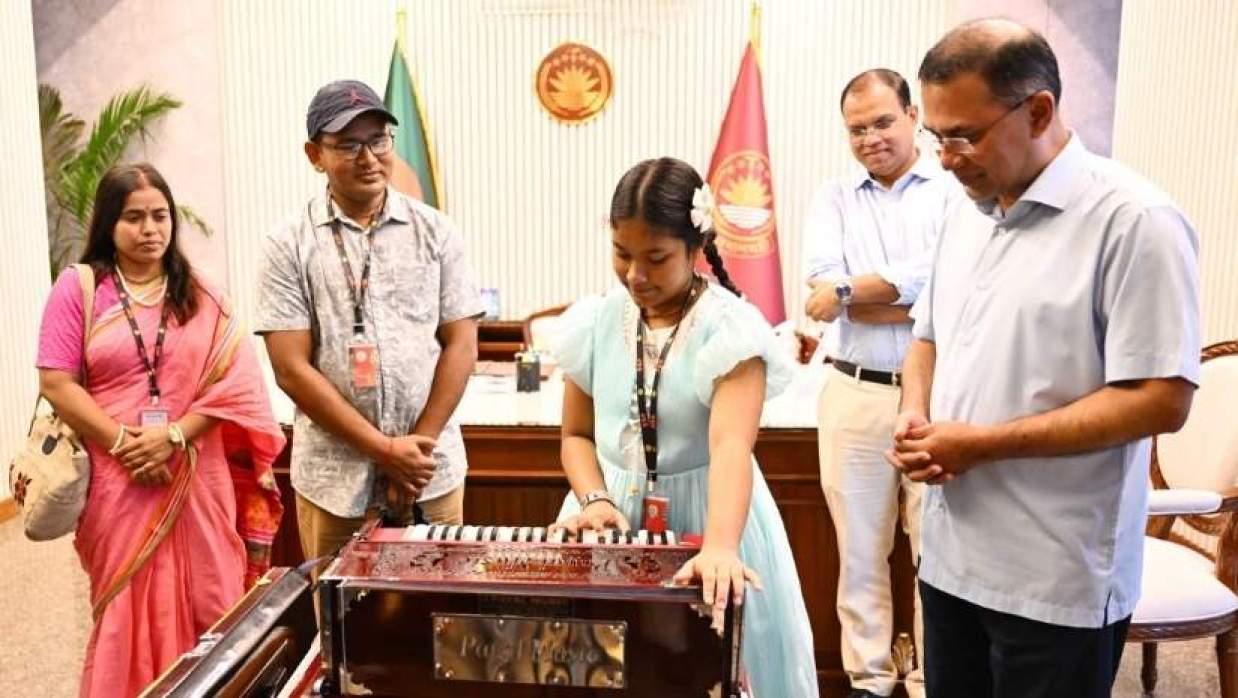 অনুশ্রীকে একটি হারমোনিয়াম উপহার দেন প্রধানমন্ত্রী তারেক রহমান