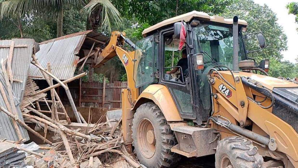 উচ্ছেদ অভিযান চালানো হচ্ছে