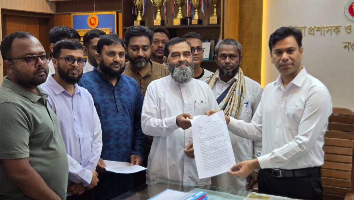 নওগাঁয় প্রধানমন্ত্রী বরাবর স্মারকলিপি প্রদান করেছে ১১ দলীয় ঐক্য। 