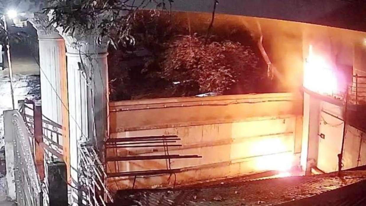 সাবেক শিক্ষামন্ত্রী মহিবুল হাসান চৌধুরী নওফেলের বাসভবনে অগ্নিসংযোগে
