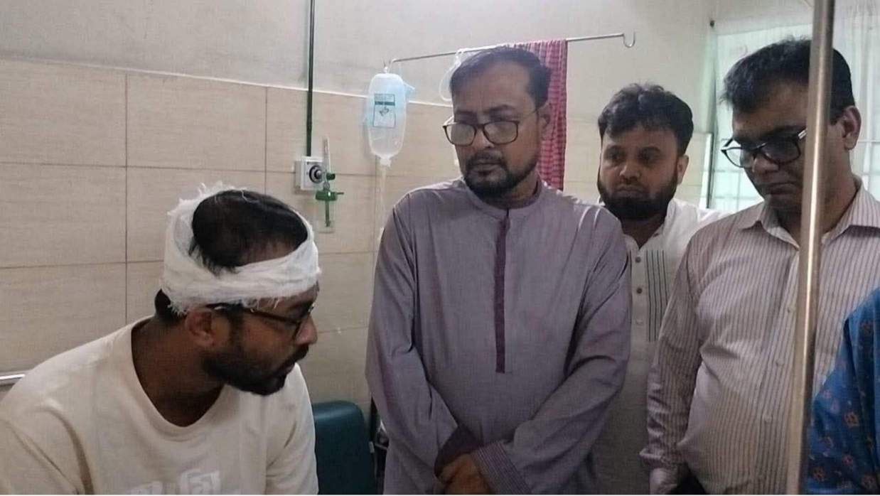 তিনদিন পর আহত শিক্ষার্থীদের দেখতে রাজধানীর একটি বেসরকারি হাসপাতালে গিয়েছেন উপাচার্য অধ্যাপক ড. মো. রইছ উদ্দীন।