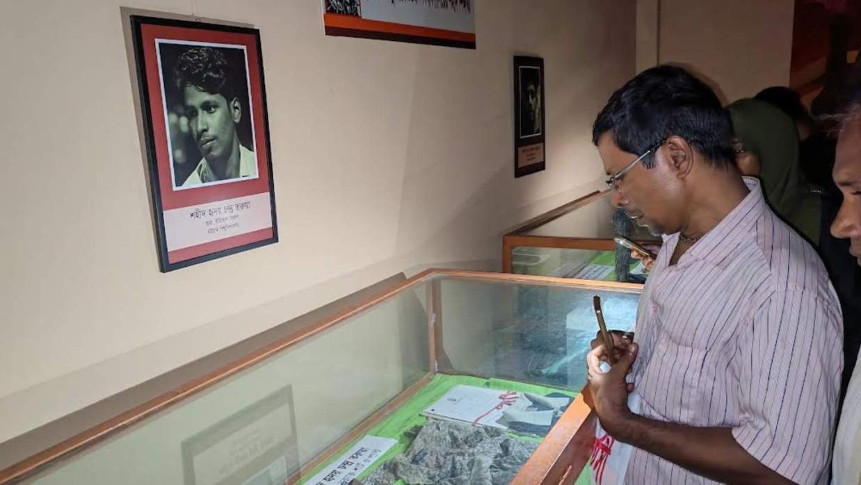 জাদুঘরে সন্তানের রক্তমাখা পোশাক দেখে কান্নায় ভেঙে পড়েন শহীদ হৃদয়ের বাবা