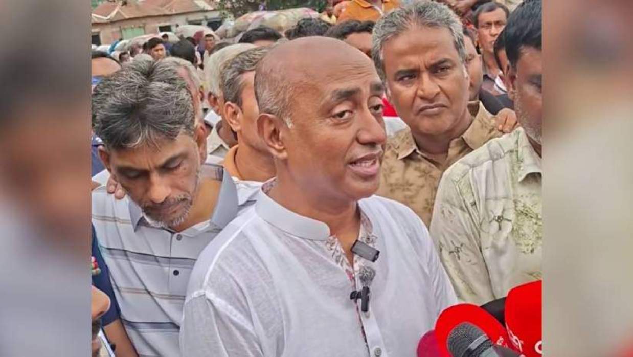 সাংবাদিকদের সঙ্গে কথা বলছেন আইনমন্ত্রী মো. আসাদুজ্জামান