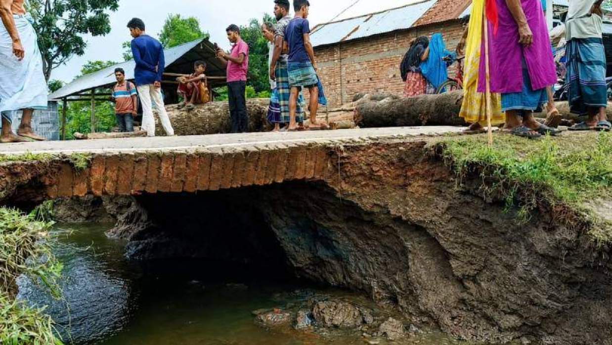 হালুয়াঘাটে ধারা-নালিতাবাড়ী সড়কের একটি অংশে এভাবেই ভেঙে গেছে