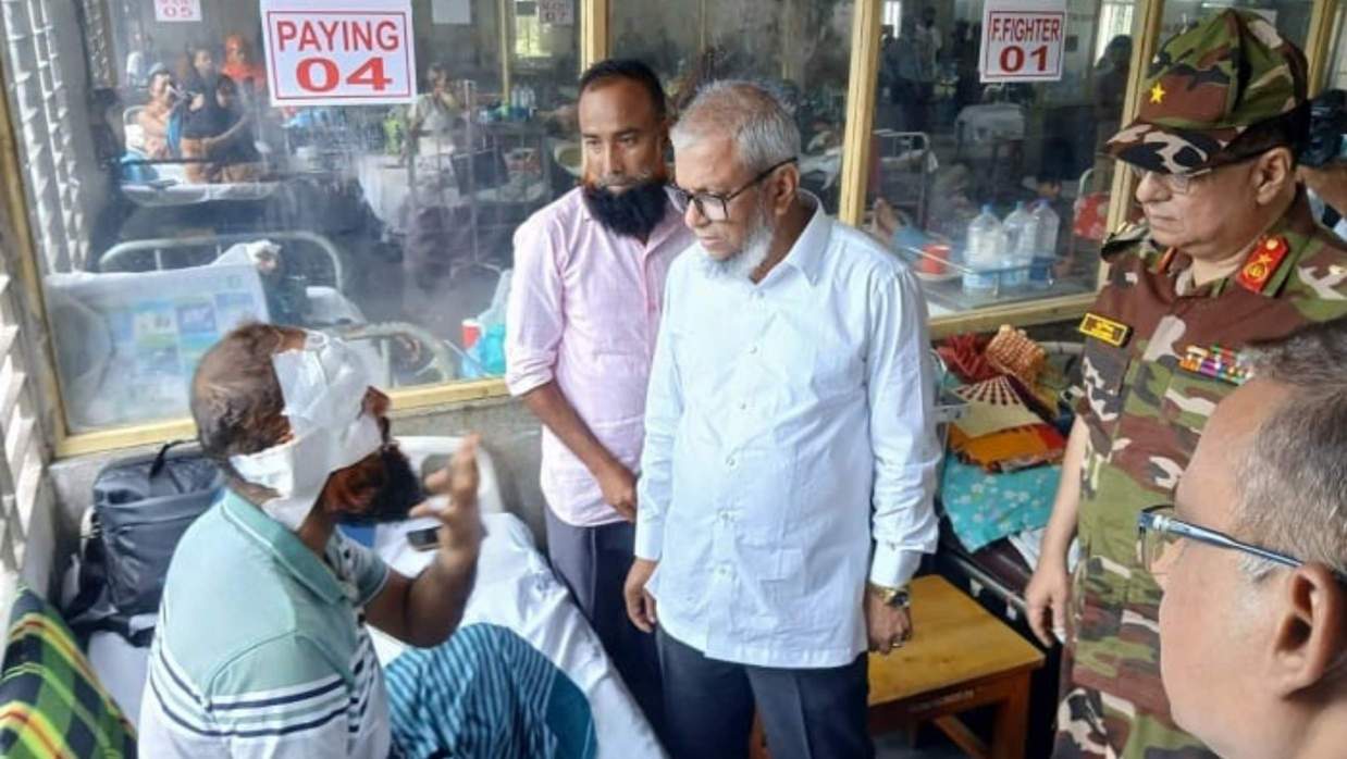 চিকিৎসাধীন আহতদেরকে দেখতে যান মন্ত্রী আরিফুল হক চৌধুরী।
