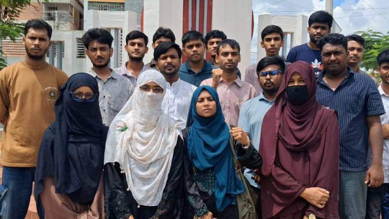 বিশ্ববিদ্যালয়ের কেন্দ্রীয় শহীদ মিনারে মানববন্ধনে শিক্ষার্থীরা