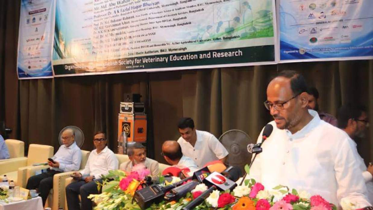 বিএসভিইআরের ৩২তম বার্ষিক বৈজ্ঞানিক সম্মেলনের উদ্বোধনী অনুষ্ঠানে বক্তব্য দিচ্ছেন প্রাণিসম্পদ প্রতিমন্ত্রী সুলতান সালাউদ্দিন টুকু