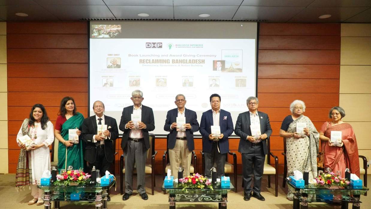 নর্থ সাউথ বিশ্ববিদ্যালয়ে রিক্লেইমিং বাংলাদেশ বইয়ের মোড়ক উন্মোচন 