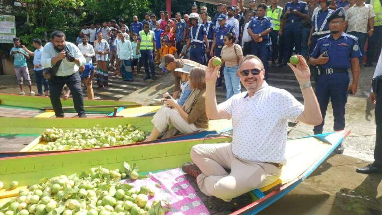 ভীমরুলীর ভাসমান পেয়ারার বাজারে মার্কিন রাষ্ট্রদূত ব্রেন্ট টি. ক্রিস্টেনসেন