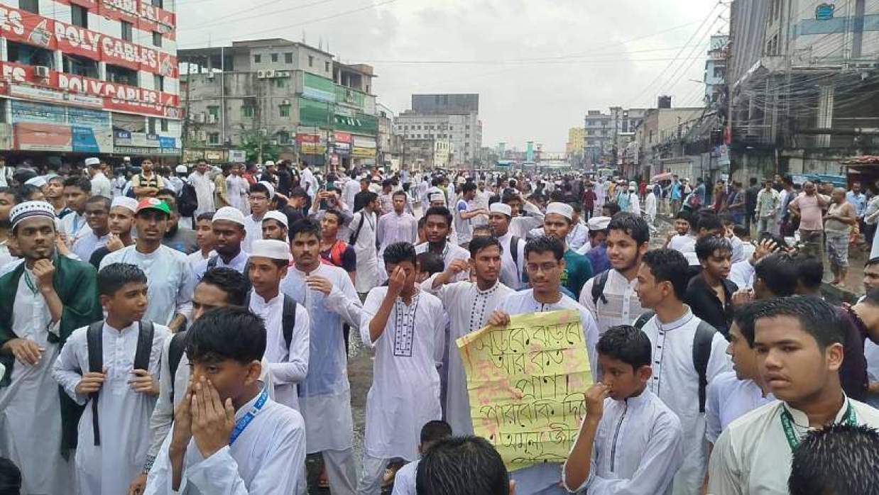 তা’মীরুল মিল্লাতের শিক্ষার্থীদের ঢাকা-ময়মনসিংহ মহাসড়ক অবরোধ