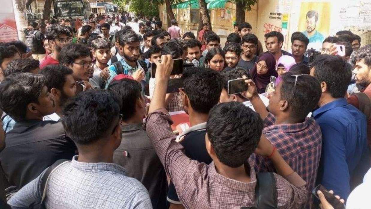 সহপাঠীর ওপর হামলার প্রতিবাদে জবিতে শিক্ষার্থীদের বিক্ষোভ