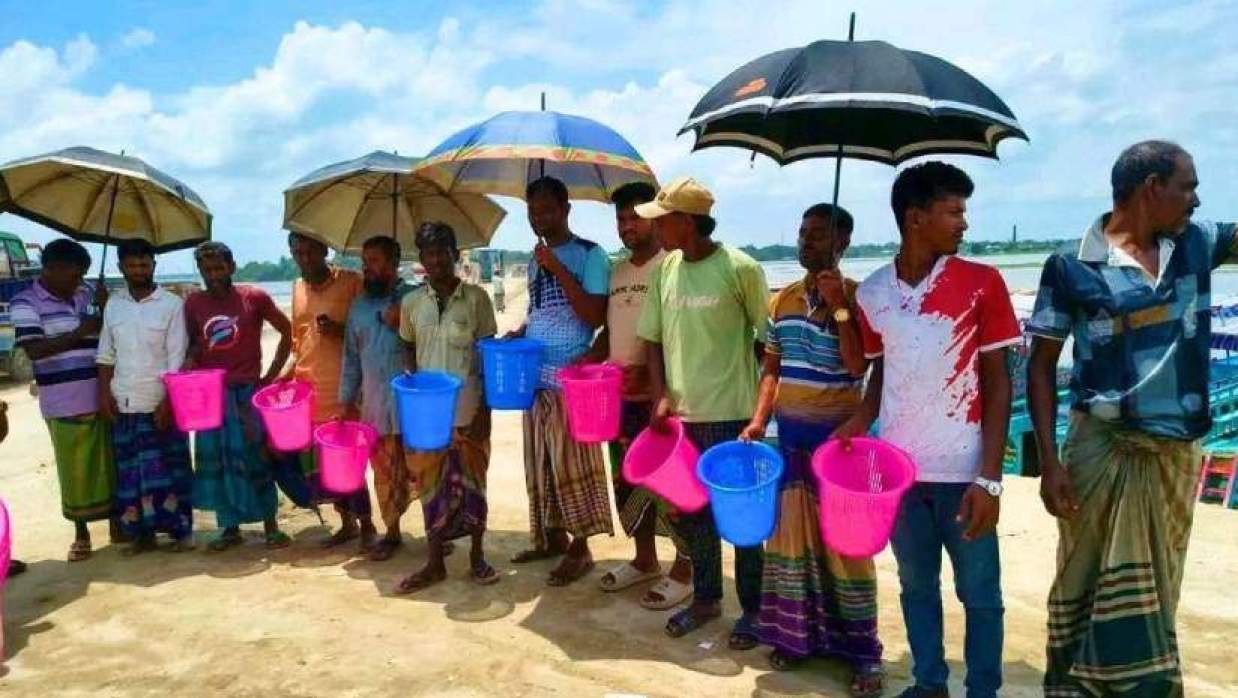 নৌকার মাঝিদের হাতে উপহারের ঝুড়ি